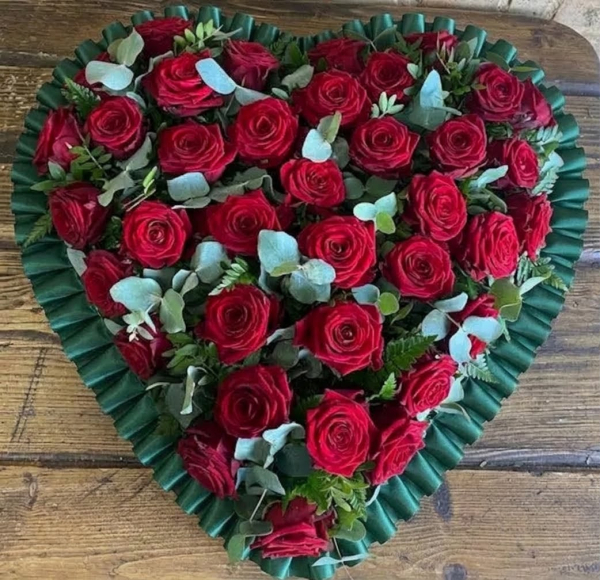 Heart rose tribute